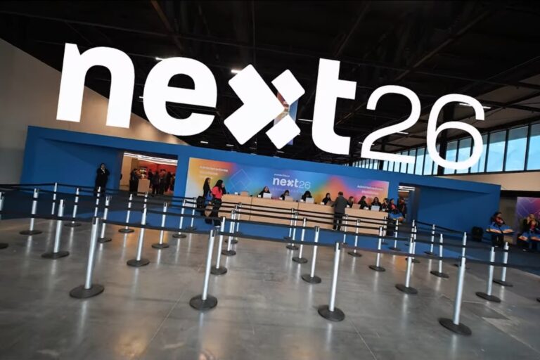 Entrada do Superlógica Next 2026 com o letreiro next26, em vídeo da Dale para a Alma Live Marketing