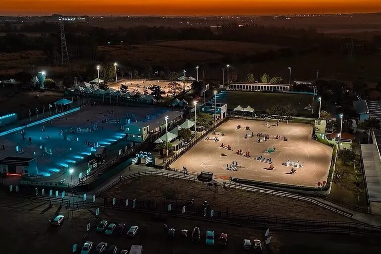 Vista aérea do Haras Cooper ao entardecer durante o Campeonato Sul Americano de Cavalos Novos