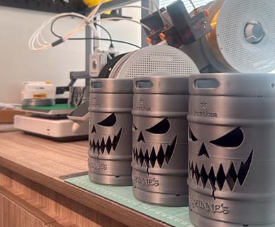 Barris personalizados em impressão 3D para ação de Halloween, produzidos pela Dale! Marketing Digital